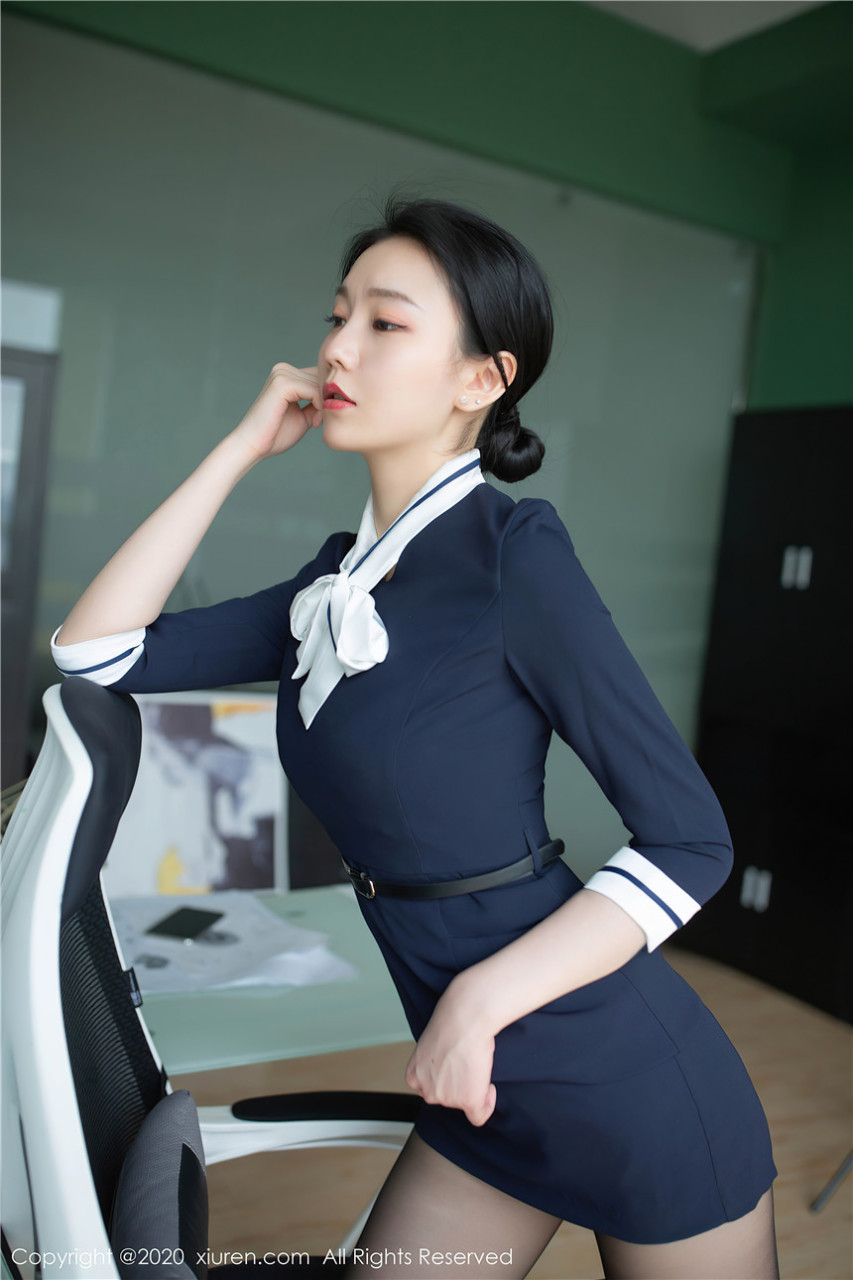 私人秘书制服诱惑大秀白皙美乳