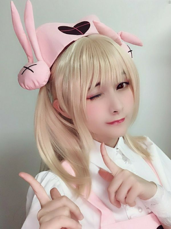 可爱的cosplay女孩