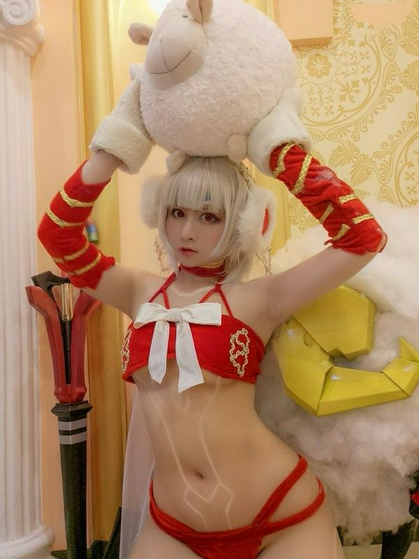 可爱的cosplay女孩