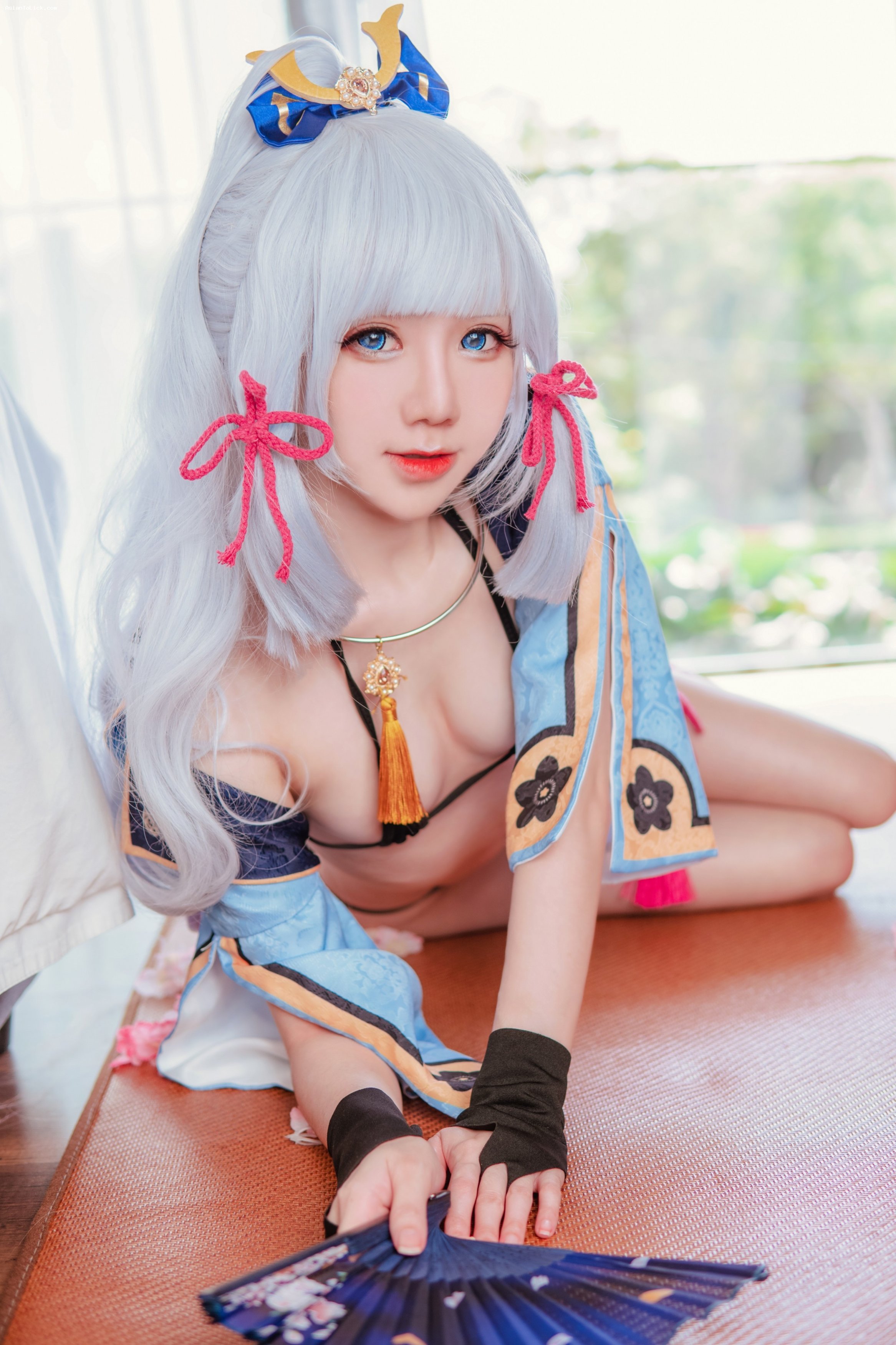 银发美女小片胸衣Cosplay装